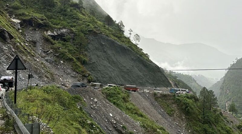उत्चतराखंड : मोली में मूसलाधार बारिश कराकर, चारधाम यात्रा पर ब्रेक, 50 से अधिक सड़कें बंद