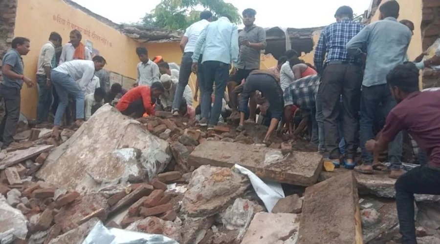 सरकारी स्कूल की छत गिरी, मलबे में कई बच्चों के दबे होने की आशंका