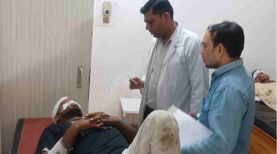 नीलकंठ जा रहे कांवड़ियों से भरा ट्रक पलटा, तीन गंभीर, 25 घायल नीलकंठ जा रहे कांवड़ियों से भरा ट्रक पलटा, तीन गंभीर, 25 घायल