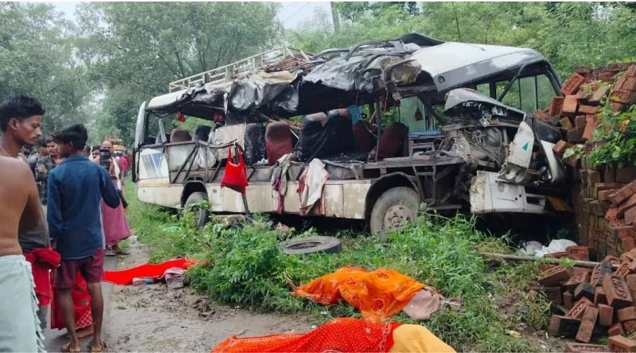 भीषण सड़क हादसा: कांवड़ियों से भरी बस की ट्रक से टक्कर, 9 श्रद्धालुओं की मौत, दर्जनों घायल भीषण सड़क हादसा: कांवड़ियों से भरी बस की ट्रक से टक्कर, 9 श्रद्धालुओं की मौत, दर्जनों घायल