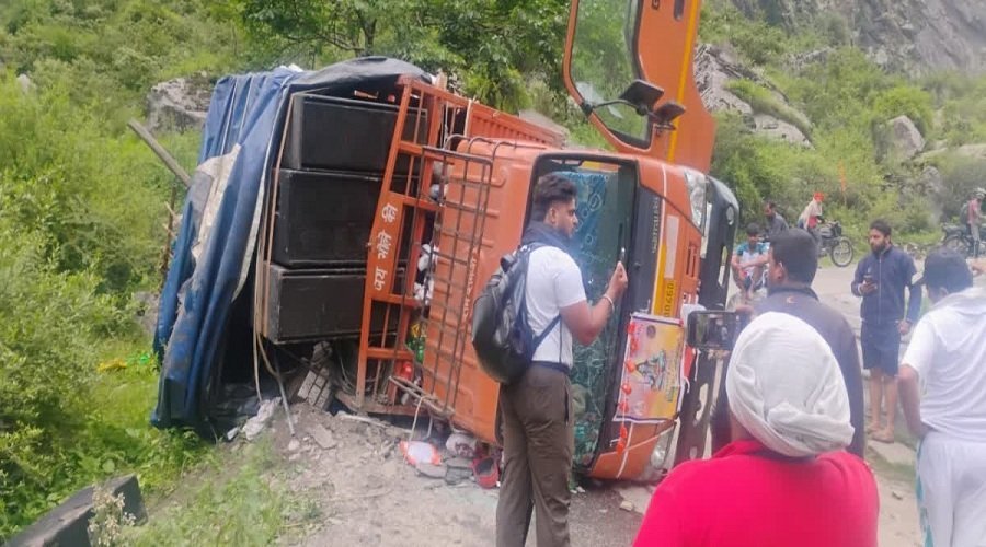 गंगाजल लेकर लौट रहे कांवड़ यात्रियों का ट्रक पलटा, पांच घायल, एक युवक लापता गंगाजल लेकर लौट रहे कांवड़ यात्रियों का ट्रक पलटा, पांच घायल, एक युवक लापता