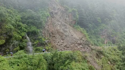 बारिश का कहर, तपोवन में युवक बहा, मसूरी में पेड़ गिरने से वाहन क्षतिग्रस्त