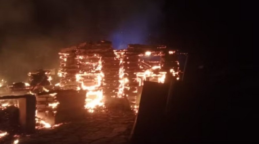 ऋषिकेश में इस वेडिंग पॉइंट में भीषण आग, लाखों का नुकसान, सो रहे थे कुछ लोग ऋषिकेश में इस वेडिंग पॉइंट में भीषण आग, लाखों का नुकसान, सो रहे थे कुछ लोग