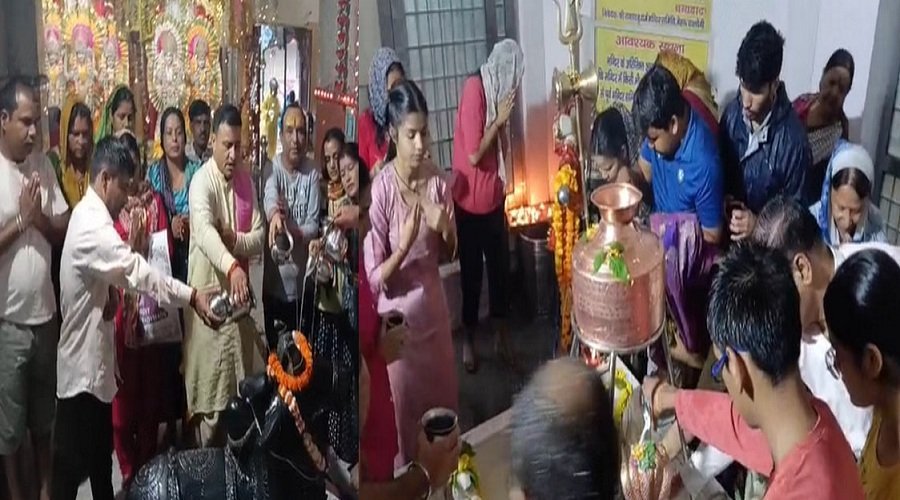 सावन में शिव भक्ति का ज्वार, बारिश के बीच श्रद्धालुओं की कतारें सावन में शिव भक्ति का ज्वार, बारिश के बीच श्रद्धालुओं की कतारें