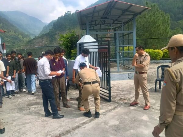 उत्तराखंड: प्रदेशभर में विभिन्न केंद्रों में कराई जा रही पुलिस भर्ती परीक्षा, रखी जा रही पैनी नजर उत्तराखंड: प्रदेशभर में विभिन्न केंद्रों में कराई जा रही पुलिस भर्ती परीक्षा, रखी जा रही पैनी नजर