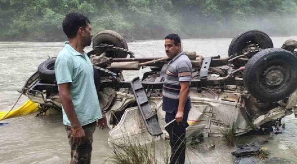 उत्तराखंड : सेब से भरा पिकअप यमुना नदी में गिरा, चार लोग थे सवार उत्तराखंड : सेब से भरा पिकअप यमुना नदी में गिरा, चार लोग थे सवार