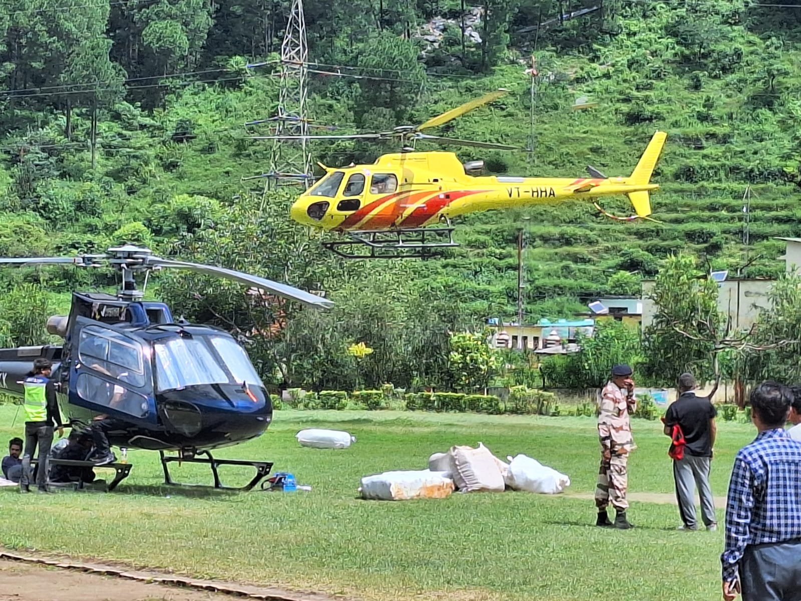 धराली आपदा: हेलीकॉप्टरों से जारी राहत व बचाव अभियान, मौसम खुलते ही फिर भरी उड़ान