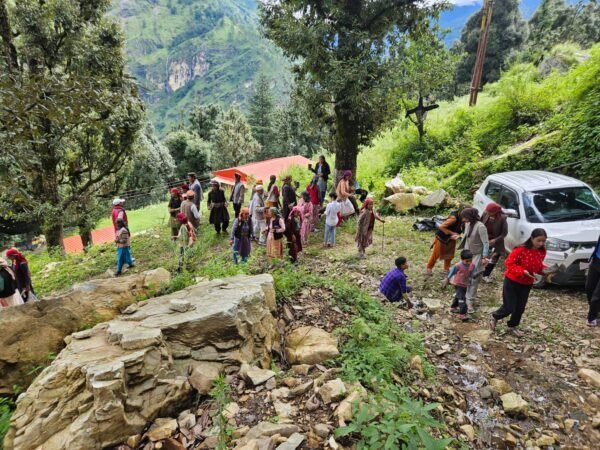 उत्तरकाशी: राधा स्वामी सत्संग केंद्र सांकरी में पौधारोपण, पर्यावरण संरक्षण का दिया संदेश उत्तरकाशी: राधा स्वामी सत्संग केंद्र सांकरी में पौधारोपण, पर्यावरण संरक्षण का दिया संदेश