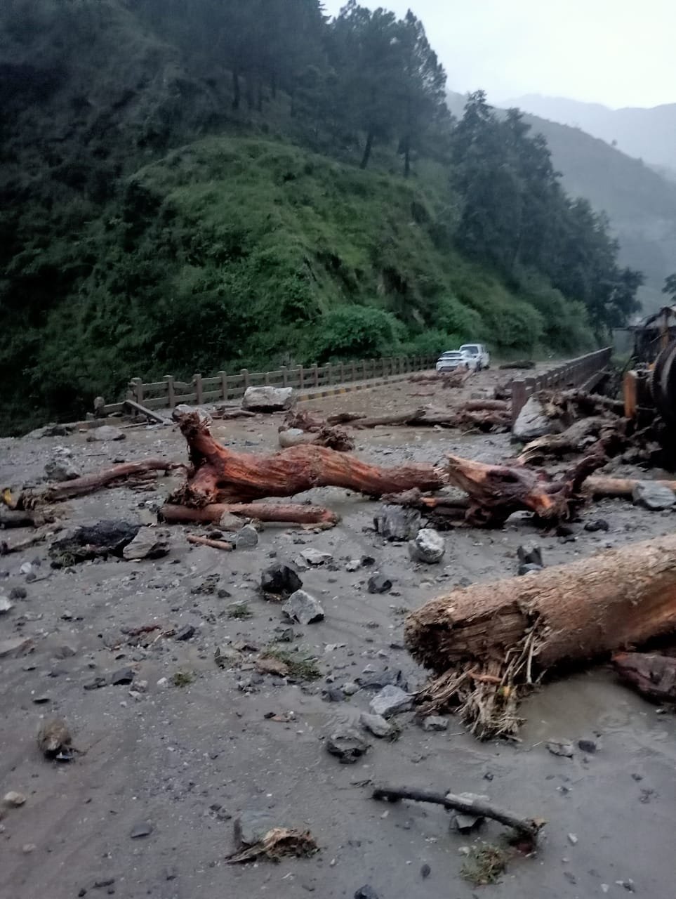 उत्तरकाशी में नहीं थम रही आफत, गंगोत्री हाईवे कई जगहों पर बंद उत्तरकाशी में नहीं थम रही आफत, गंगोत्री हाईवे कई जगहों पर बंद