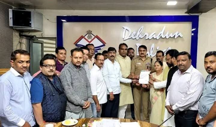 उत्तराखंड में सोशल मीडिया पर झूठ फैलाने वालों पर शिकंजा, सीएम बदलने की अफवाह फैलाने वालों पर मुकदमा दर्ज उत्तराखंड में सोशल मीडिया पर झूठ फैलाने वालों पर शिकंजा, सीएम बदलने की अफवाह फैलाने वालों पर मुकदमा दर्ज