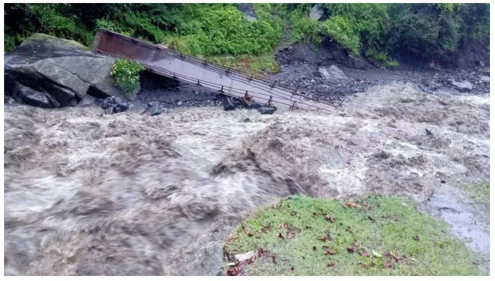 बादल फटने से भारी तबाही, कई दुकानें और खेत प्रभावित बादल फटने से भारी तबाही, कई दुकानें और खेत प्रभावित