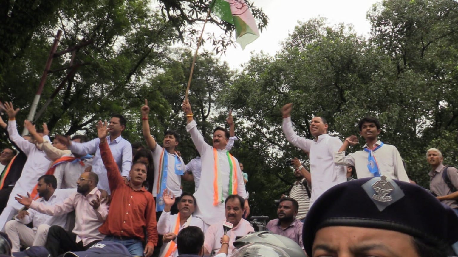 ध्वस्त कानून व्यवस्था व भ्रष्टाचार के खिलाफ कांग्रेस का राजभवन कूच, सैकड़ों गिरफ्तार