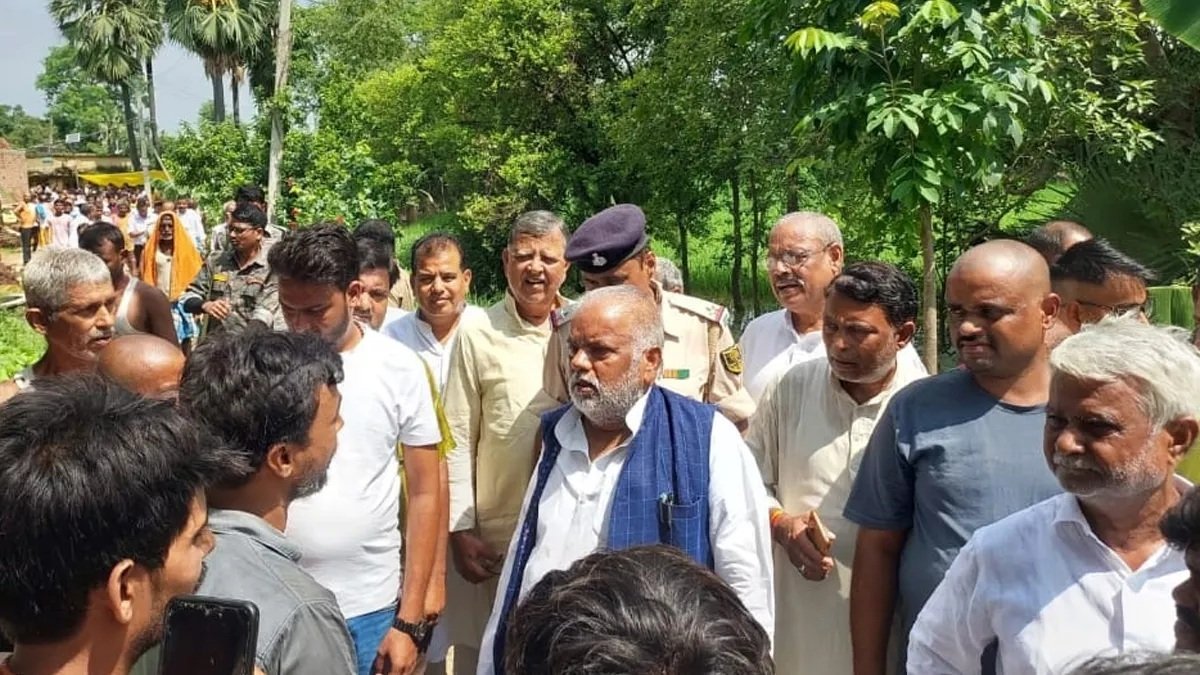 मंत्री और विधायक पर हमला, 1 किलोमीटर तक तक भागकर बचाई जान, बॉडीगार्ड सहित कई लोग घायल मंत्री और विधायक पर हमला, 1 किलोमीटर तक तक भागकर बचाई जान, बॉडीगार्ड सहित कई लोग घायल