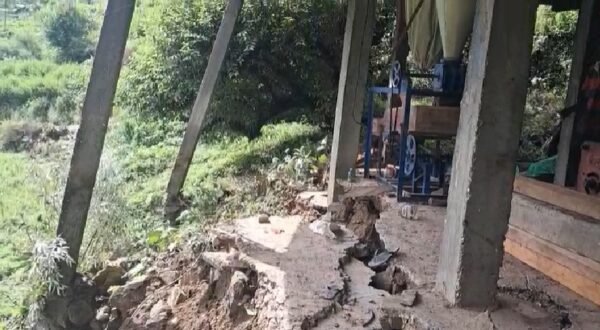 उत्तरकाशी: बारिश से हुआ भूस्खलन, बिगराड़ी गांव में लघु उद्योग को भारी नुकसान उत्तरकाशी: बारिश से हुआ भूस्खलन, बिगराड़ी गांव में लघु उद्योग को भारी नुकसान