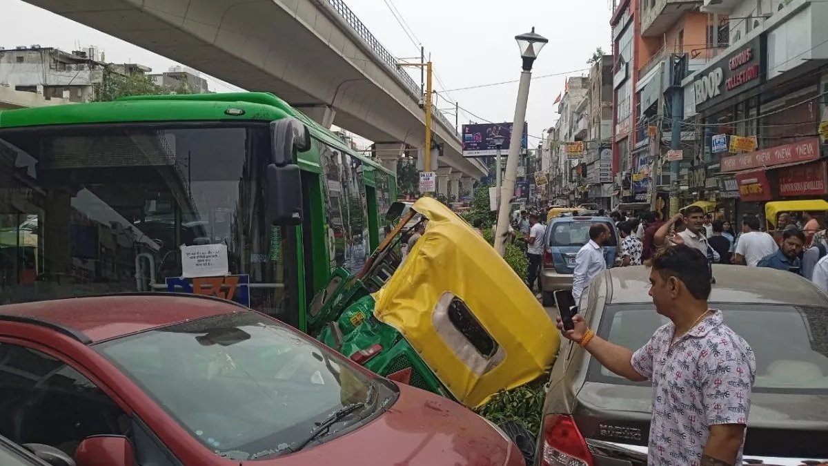 चलती बस में ड्राइवर को पड़ा मिर्गी का दौरा, कई गाड़ियों को मारी टक्कर; एक की मौत चलती बस में ड्राइवर को पड़ा मिर्गी का दौरा, कई गाड़ियों को मारी टक्कर; एक की मौत