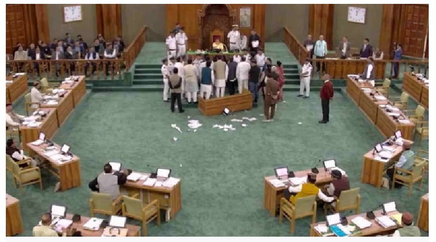 उत्तराखंड विधानसभा सत्र में हंगामा: विपक्ष ने फाड़ी कार्यसूची, मेज पटकी, माइक टूटा