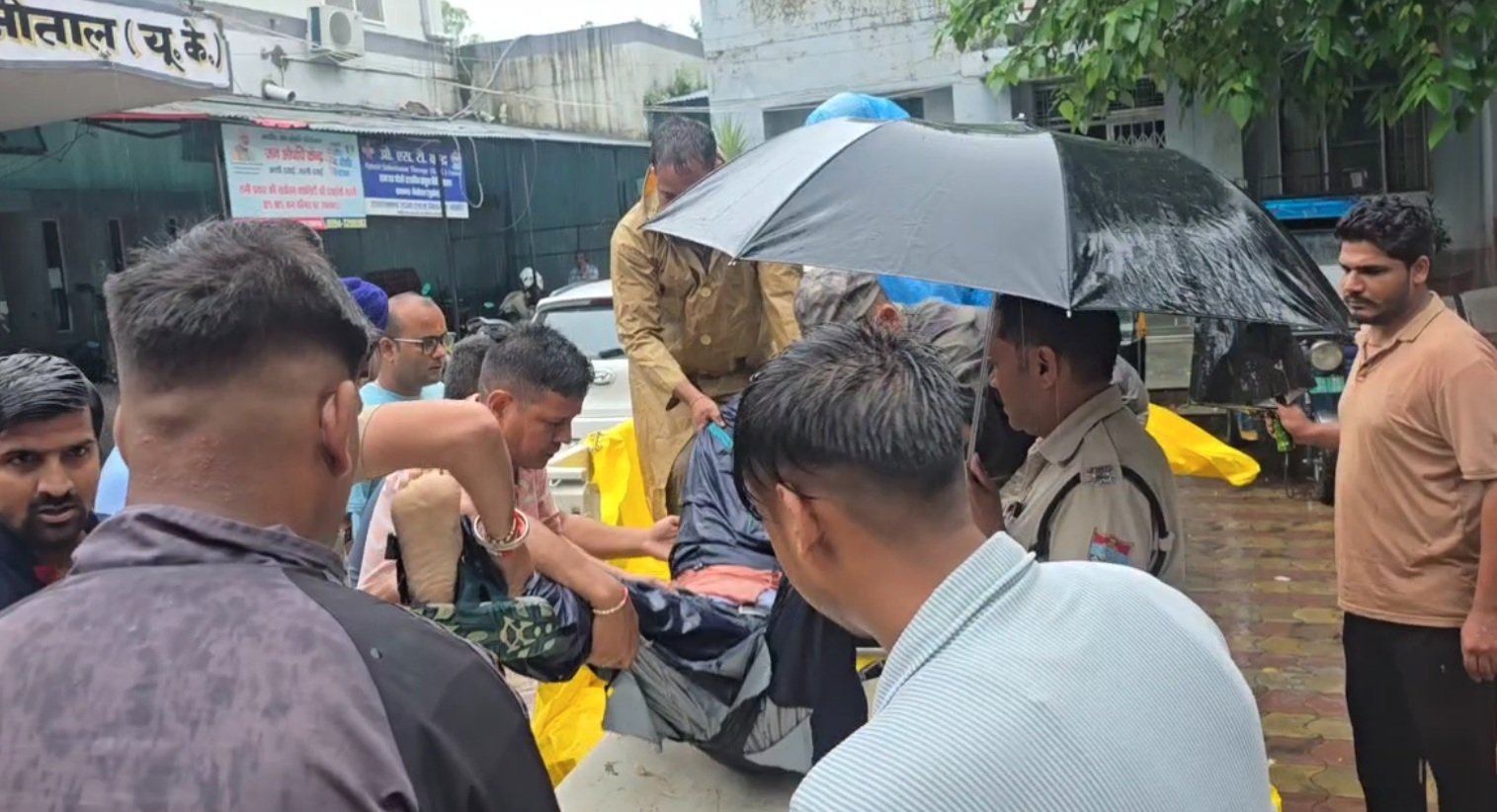 बस ने 6 लोगों को रौंदा, दो शिक्षकों की मौत, चार गंभीर घायल बस ने 6 लोगों को रौंदा, दो शिक्षकों की मौत, चार गंभीर घायल
