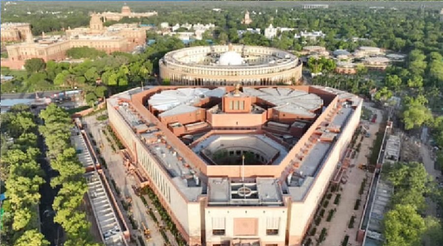 संसद की सुरक्षा में फिर बड़ी चूक: दीवार फांदकर घुसा शख्स, गिरफ्तार संसद की सुरक्षा में फिर बड़ी चूक: दीवार फांदकर घुसा शख्स, गिरफ्तार