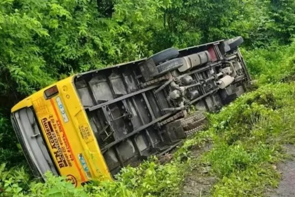 उत्तराखंड : बच्चों से भरी स्कूल बस हादसे का शिकार, 12 से अधिक बच्चे घायल उत्तराखंड : बच्चों से भरी स्कूल बस हादसे का शिकार, 12 से अधिक बच्चे घायल