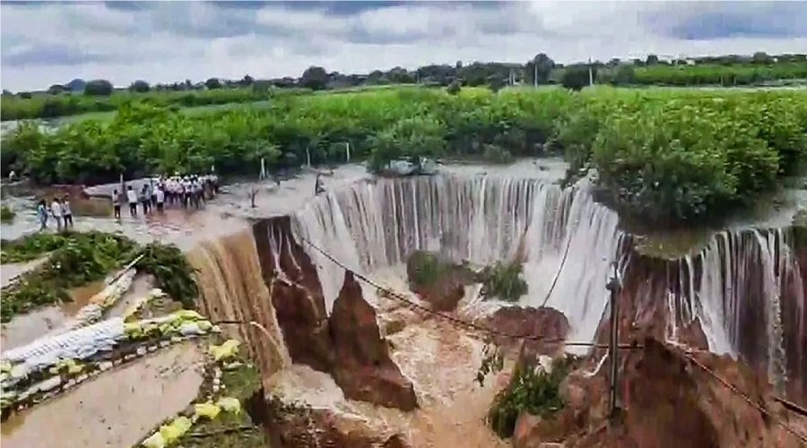कुदरत का कहर: बांध ओवरफ्लो, 100 फीट से अधिक चौड़ी खाई बनी, सेना तैनात कुदरत का कहर: बांध ओवरफ्लो, 100 फीट से अधिक चौड़ी खाई बनी, सेना तैनात