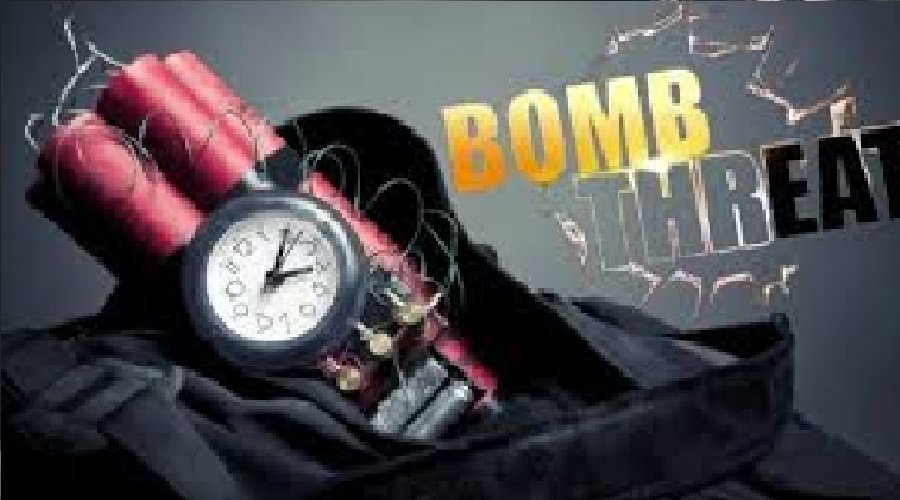 स्कूलों में बम की धमकी से हड़कंप, पुलिस ने शुरू की तलाशी स्कूलों में बम की धमकी से हड़कंप, पुलिस ने शुरू की तलाशी