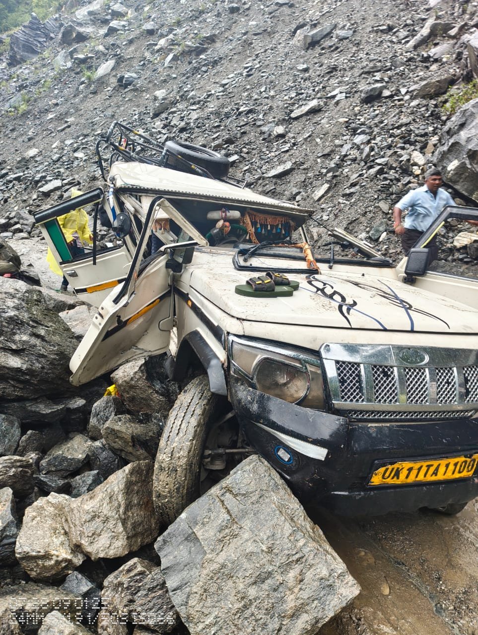 बोलेरो वाहन पर गिरा विशाल पत्थर, 2 की मौत, 3 घायल बोलेरो वाहन पर गिरा विशाल पत्थर, 2 की मौत, 3 घायल
