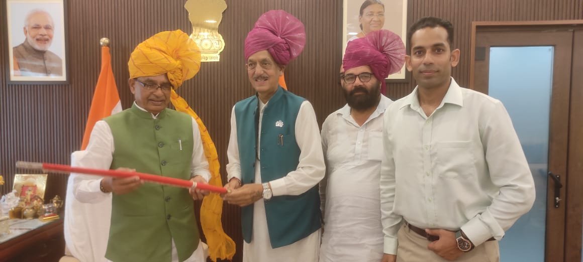 भाजपा नेता नारायण सिंह राणा ने केंद्रीय कृषि मंत्री शिवराज सिंह चौहान से मुलाकात की, भेंट किया ‘चंद्रहास’ तलवार भाजपा नेता नारायण सिंह राणा ने केंद्रीय कृषि मंत्री शिवराज सिंह चौहान से मुलाकात की, भेंट किया ‘चंद्रहास’ तलवार
