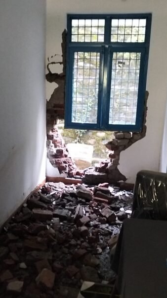 उत्तरकाशी: भूस्खलन से राजकीय उच्चतर माध्यमिक विद्यालय चिवां को भारी नुकसान, छत तोड़कर अंदर पहुंचे बोल्डर, दीवारें भी टूटी