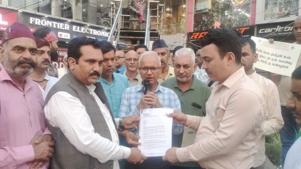 गुलदार से गांव बचाने के लिए देहरादून में घंटाघर पर ढोल बजाकर किया प्रदर्शन गुलदार से गांव बचाने के लिए देहरादून में घंटाघर पर ढोल बजाकर किया प्रदर्शन