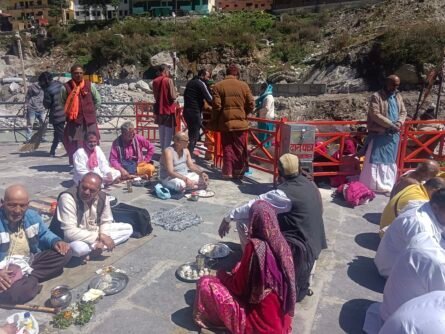 श्री बदरीनाथ धाम स्थित ब्रह्म कपाल में सर्व पितृ आमावस्या पर पितृ पक्ष समापन श्री बदरीनाथ धाम स्थित ब्रह्म कपाल में सर्व पितृ आमावस्या पर पितृ पक्ष समापन
