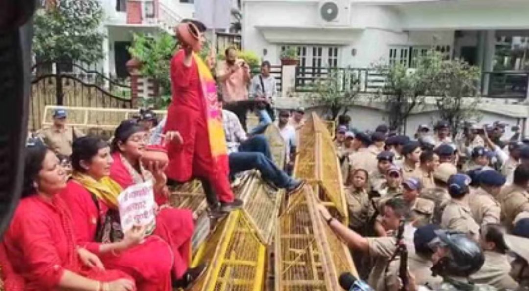 महिलाओं के खिलाफ बढ़ते अपराधों को लेकर कांग्रेस का भाजपा कार्यालय पर प्रदर्शन महिलाओं के खिलाफ बढ़ते अपराधों को लेकर कांग्रेस का भाजपा कार्यालय पर प्रदर्शन