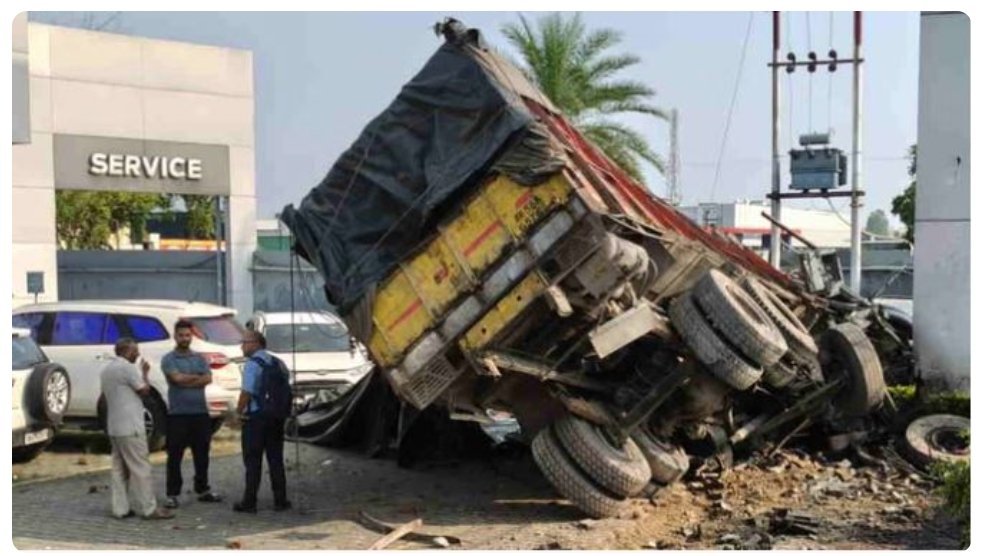 एक झटके में कई लग्जरी कारें बर्बाद, लोगों की इस वजह से बची जान एक झटके में कई लग्जरी कारें बर्बाद, लोगों की इस वजह से बची जान