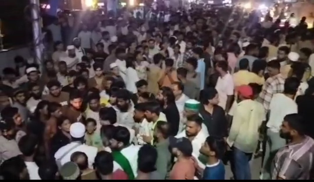 देहरादून में “आई लव मोहम्मद” विवाद: सड़कों पर उतरा मुस्लिम समाज, पुलिस ने संभाला मोर्चा देहरादून में “आई लव मोहम्मद” विवाद: सड़कों पर उतरा मुस्लिम समाज, पुलिस ने संभाला मोर्चा