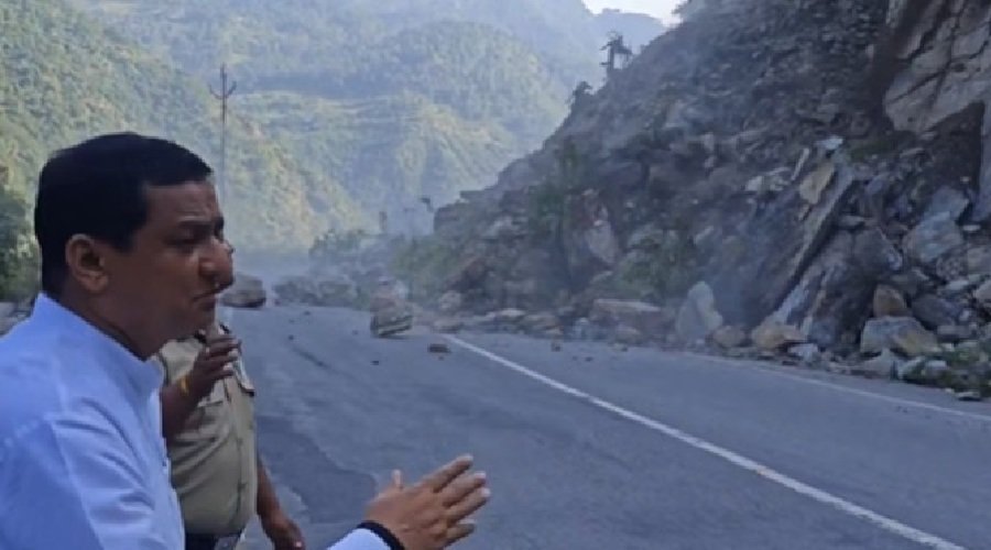भूस्खलन से बाल-बाल बचे सांसद अनिल बलूनी व विधायक विनोद कंडारी भूस्खलन से बाल-बाल बचे सांसद अनिल बलूनी व विधायक विनोद कंडारी