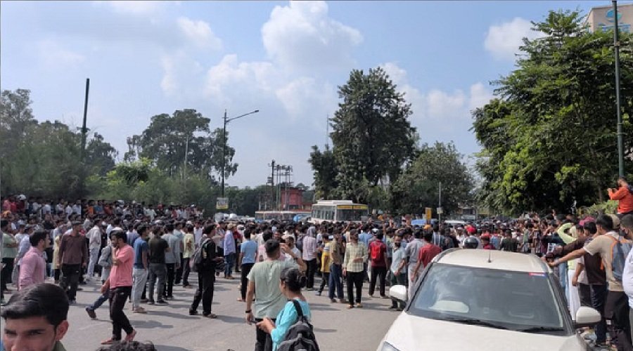 उत्तराखंड: UKSSSC पेपर लीक कांड, सड़कों पर उतरे हजारों युवा