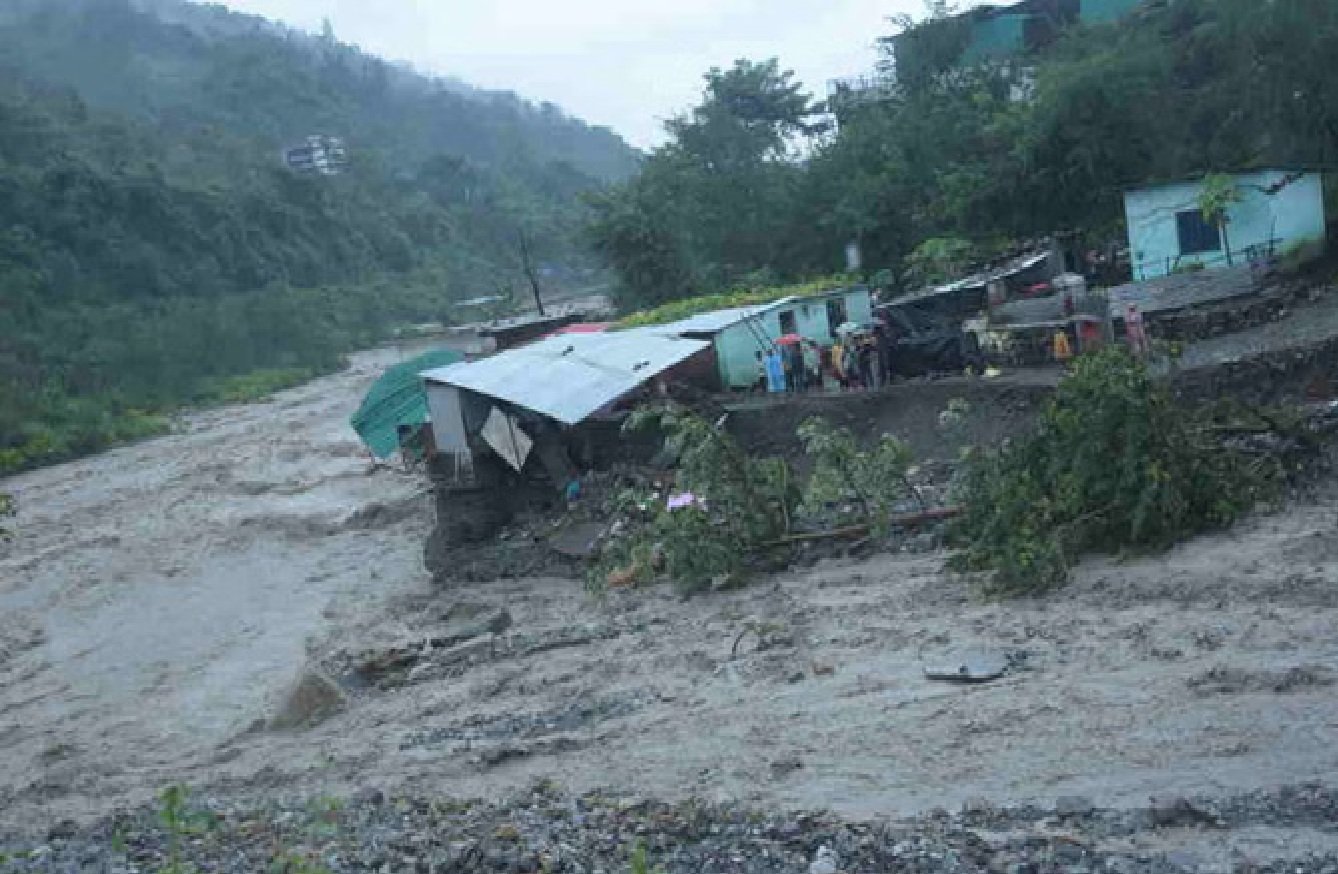 उत्तराखंड में भारी तबाही, अब तक 15 शव बरामद, 10 से ज्यादा लापता