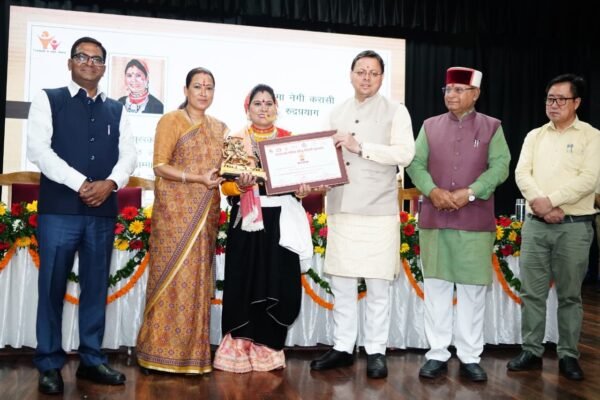 CM धामी ने 13 महिलाओं को दिया तीलू रौतेली पुरस्कार, 33 आंगनवाड़ी कार्यकत्रियों को भी सम्मान CM धामी ने 13 महिलाओं को दिया तीलू रौतेली पुरस्कार, 33 आंगनवाड़ी कार्यकत्रियों को भी सम्मान