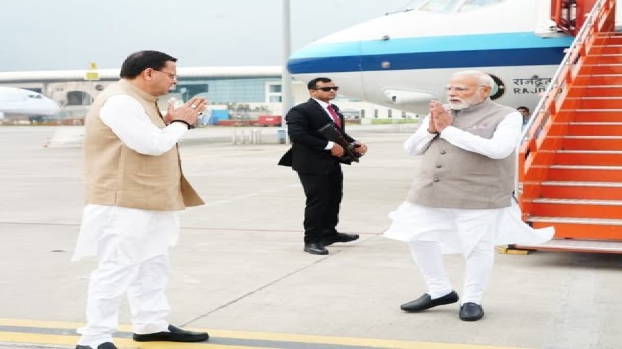 देहरादून पहुंचे प्रधानमंत्री नरेंद्र मोदी, CM पुष्कर सिंह धामी ने किया स्वागत