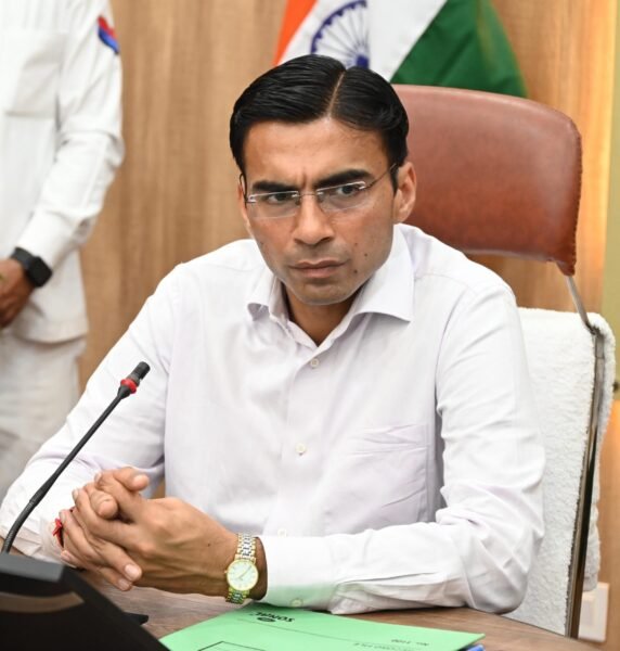उत्तराखंड: IAS सविन बंसल की पहल, जो किसी ने नहीं किया, वो कर दिया, लोगों को मिला सहारा…VIDEO उत्तराखंड: IAS सविन बंसल की पहल, जो किसी ने नहीं किया, वो कर दिया, लोगों को मिला सहारा…VIDEO