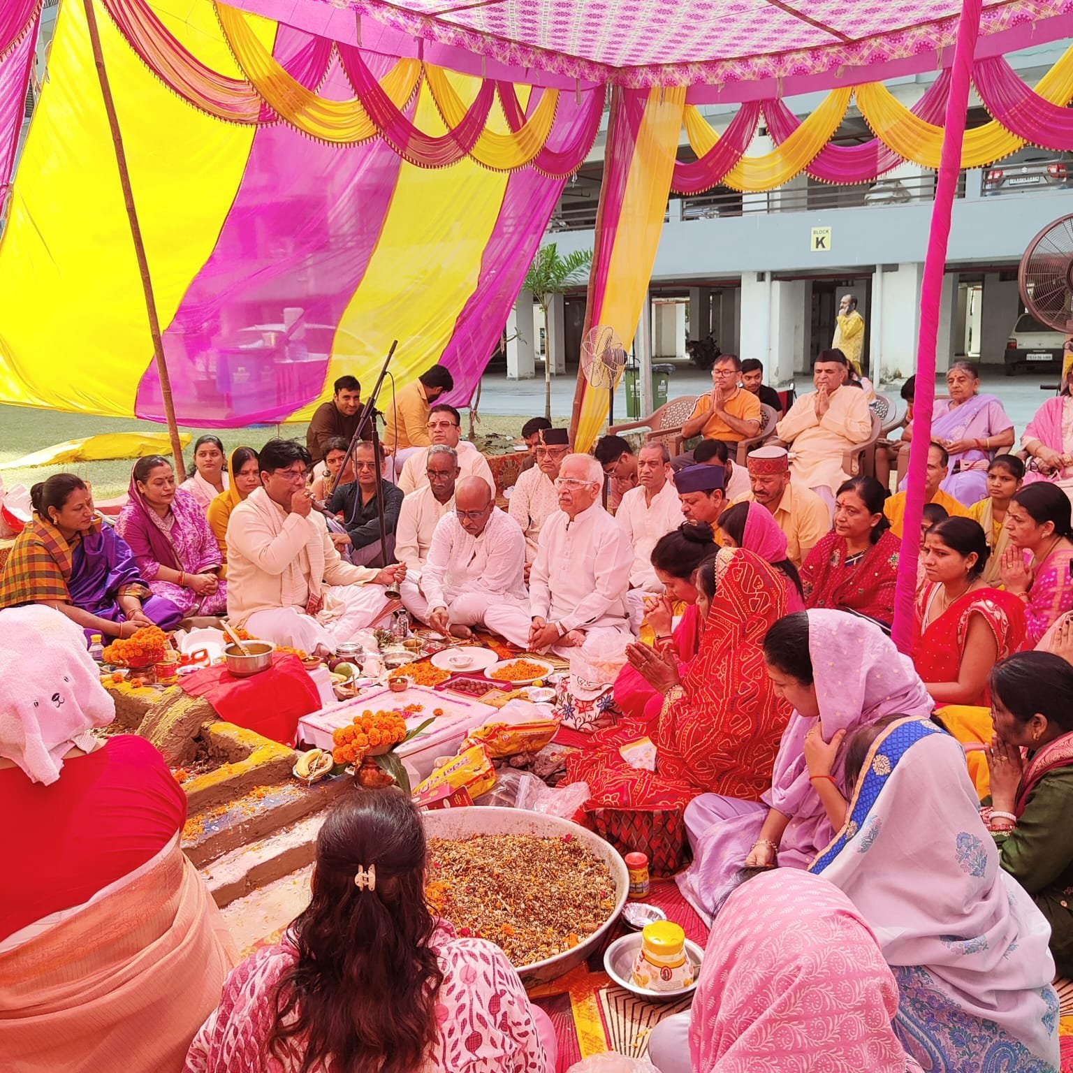 नवरात्रि का भव्य आयोजन: एमडीडीए एचआईजी परिवार की ओर से किया गया यज्ञ, दुर्गा और कन्या पूजन नवरात्रि का भव्य आयोजन: एमडीडीए एचआईजी परिवार की ओर से किया गया यज्ञ, दुर्गा और कन्या पूजन