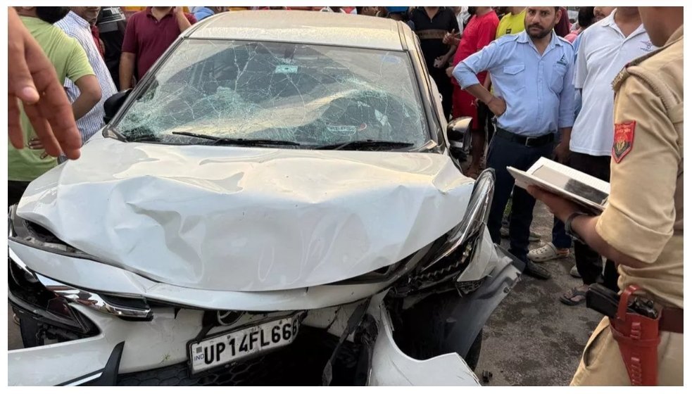 तेज रफ्तार कार का कहर, लोगों को कुचला, दो महिलाओं की मौत, तीन घायल तेज रफ्तार कार का कहर, लोगों को कुचला, दो महिलाओं की मौत, तीन घायल