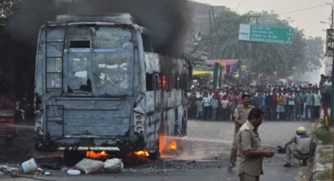 स्लीपर बस में लगी भीषण आग, 20 यात्री झुलसे, स्थानीय लोगों ने बचाई जान स्लीपर बस में लगी भीषण आग, 20 यात्री झुलसे, स्थानीय लोगों ने बचाई जान