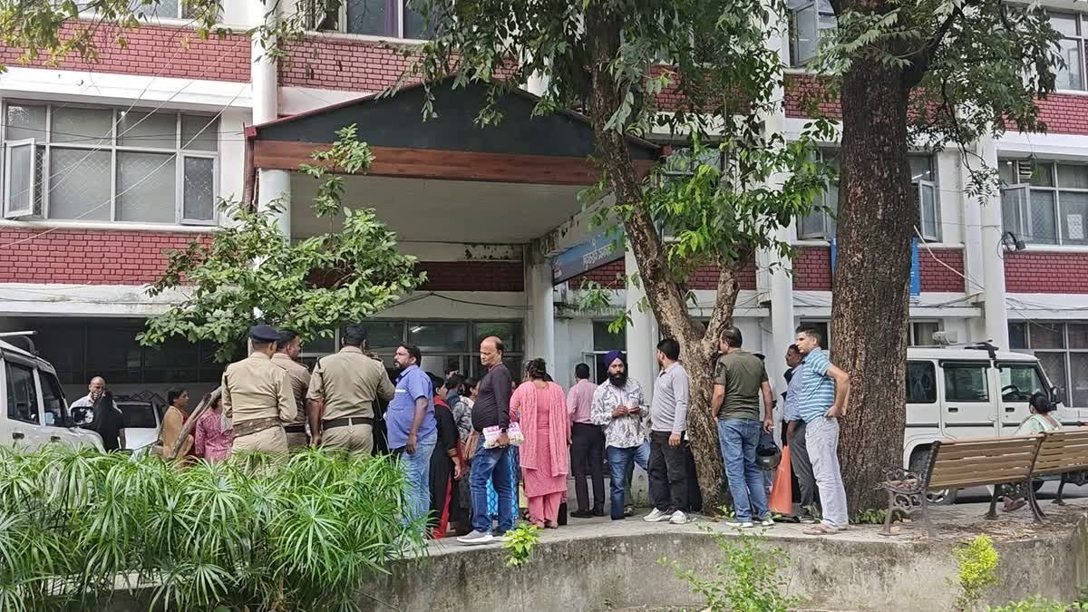 47 करोड़ का फाइनेंशियल फ्रॉड: दून समृद्धि निधि लिमिटेड के निदेशक फरार, 150 एजेंटों ने SSP से लगाई गुहार 47 करोड़ का फाइनेंशियल फ्रॉड: दून समृद्धि निधि लिमिटेड के निदेशक फरार, 150 एजेंटों ने SSP से लगाई गुहार