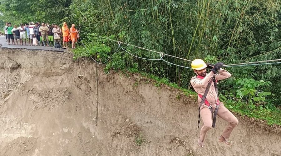 भारी बारिश से भूस्खलन का कहर: 23 लोगों की मौत, सैकड़ों पर्यटक फंसे