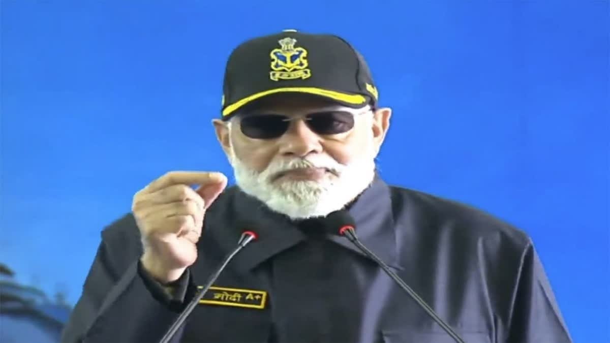 PM मोदी ने INS विक्रांत पर जवानों संग मनाई दीपावली PM मोदी ने INS विक्रांत पर जवानों संग मनाई दीपावली