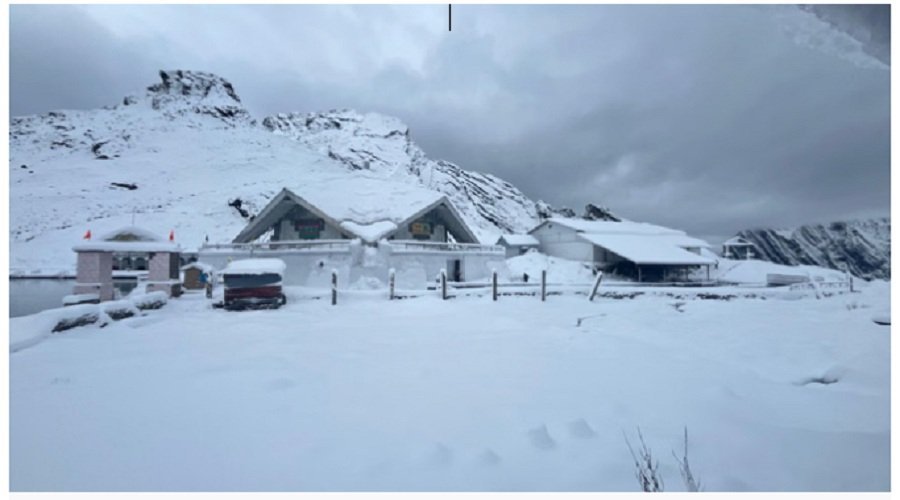 हेमकुंड साहिब और लोकपाल लक्ष्मण मंदिर के कपाट आज दोपहर बंद, क्षेत्र बर्फ से सफेद हेमकुंड साहिब और लोकपाल लक्ष्मण मंदिर के कपाट आज दोपहर बंद, क्षेत्र बर्फ से सफेद
