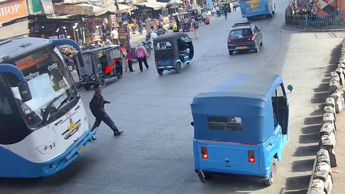 बस ने बुजुर्ग को कुचला, मौत, छात्रा को रौंदने वाली कार का सुराग बस ने बुजुर्ग को कुचला, मौत, छात्रा को रौंदने वाली कार का सुराग