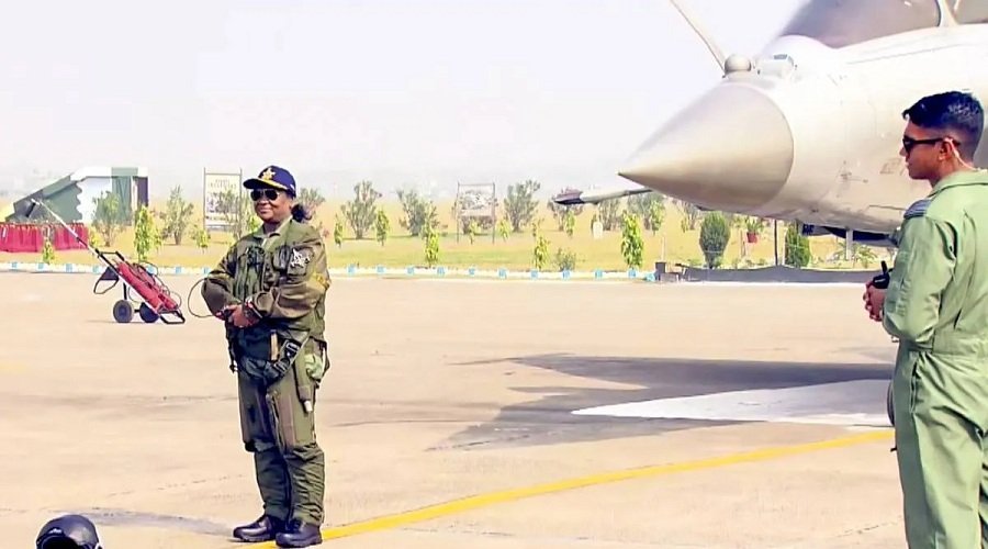 राष्ट्रपति द्रौपदी मुर्मु ने राफेल में भरी उड़ान, महिला पायलट ने संभाला विमान राष्ट्रपति द्रौपदी मुर्मु ने राफेल में भरी उड़ान, महिला पायलट ने संभाला विमान