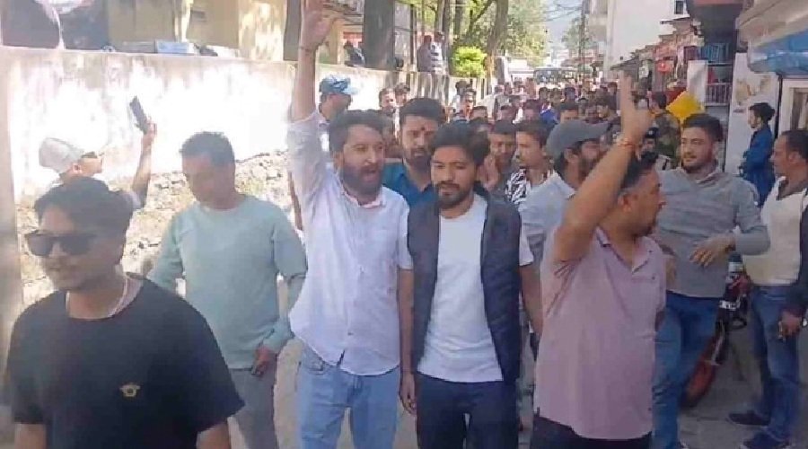 उत्तरकाशी में रेस्टोरेंट विवाद: रोटी पर थूकने का वीडियो वायरल, बाजार बंद और प्रदर्शन उत्तरकाशी में रेस्टोरेंट विवाद: रोटी पर थूकने का वीडियो वायरल, बाजार बंद और प्रदर्शन