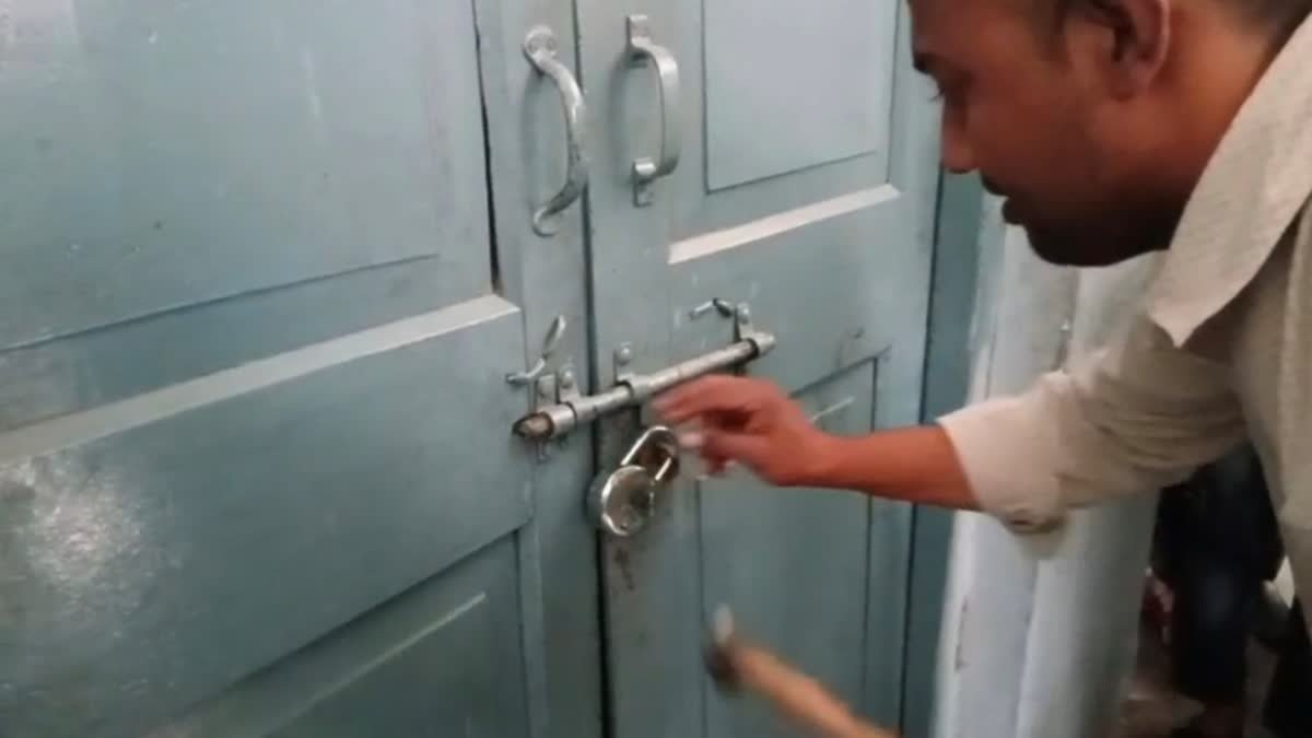 शिक्षकों की लापरवाही: प्राथमिक स्कूल में 2 घंटे तक बंद रहा मासूम, जांच के आदेश शिक्षकों की लापरवाही: प्राथमिक स्कूल में 2 घंटे तक बंद रहा मासूम, जांच के आदेश